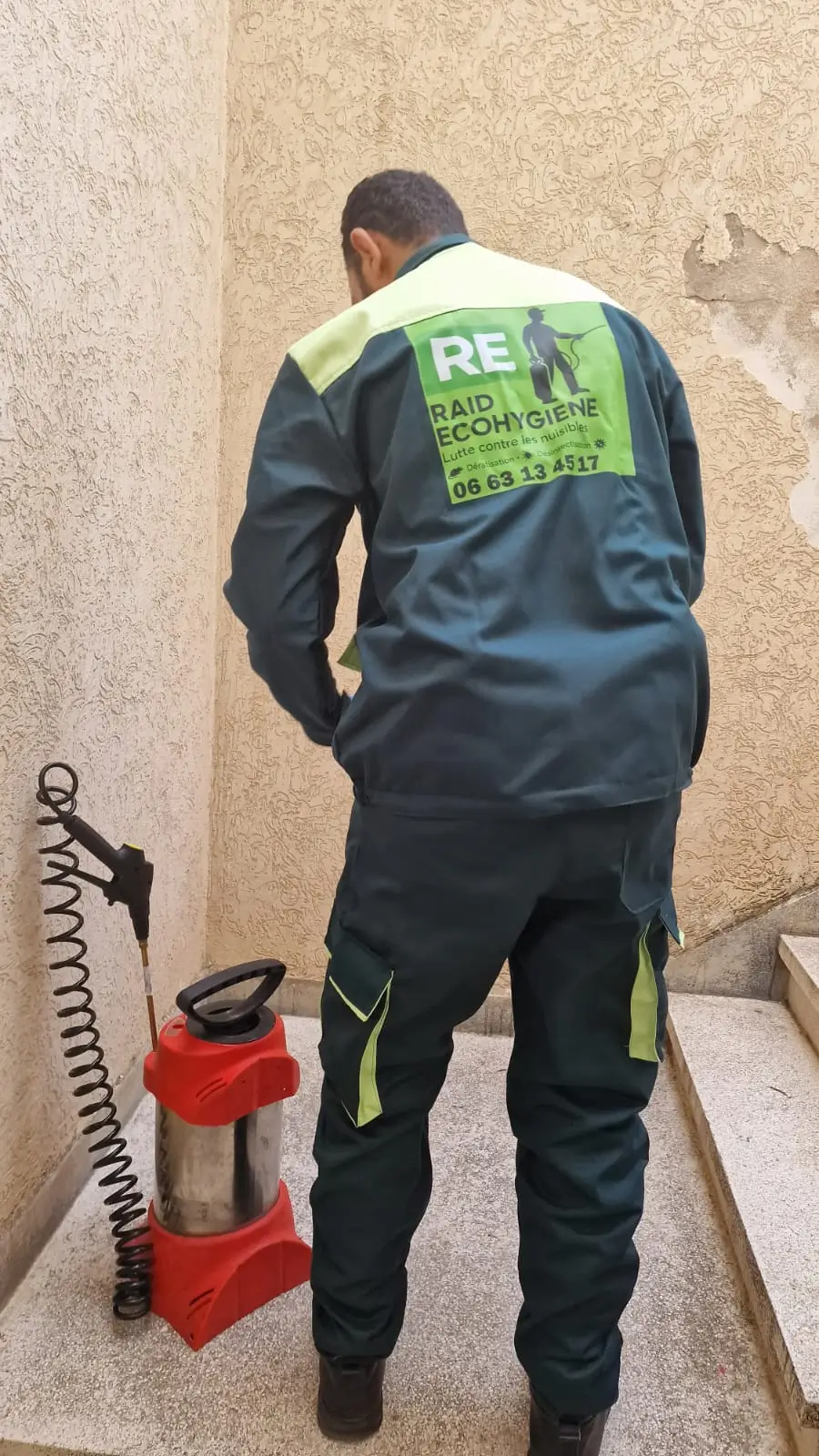 Technicien de la société RAID ECOHYGIENE désinsectisation Rabat