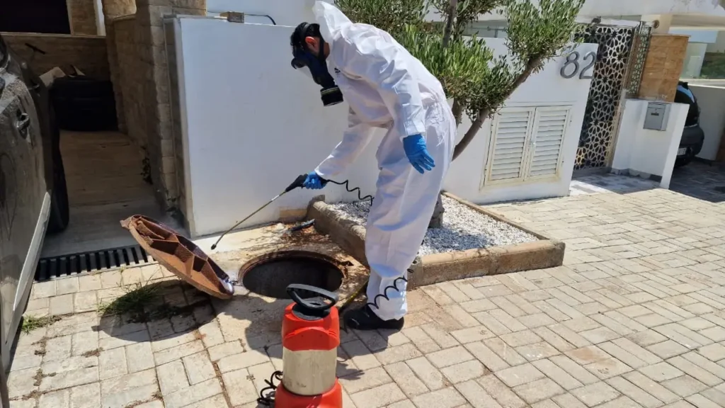 Technicien de la société RAID ECOHYGIENE désinsectisation