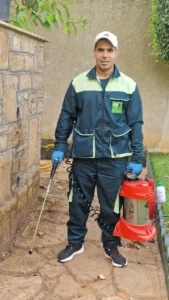 Technicien de la société RAID ECOHYGIENE cafards