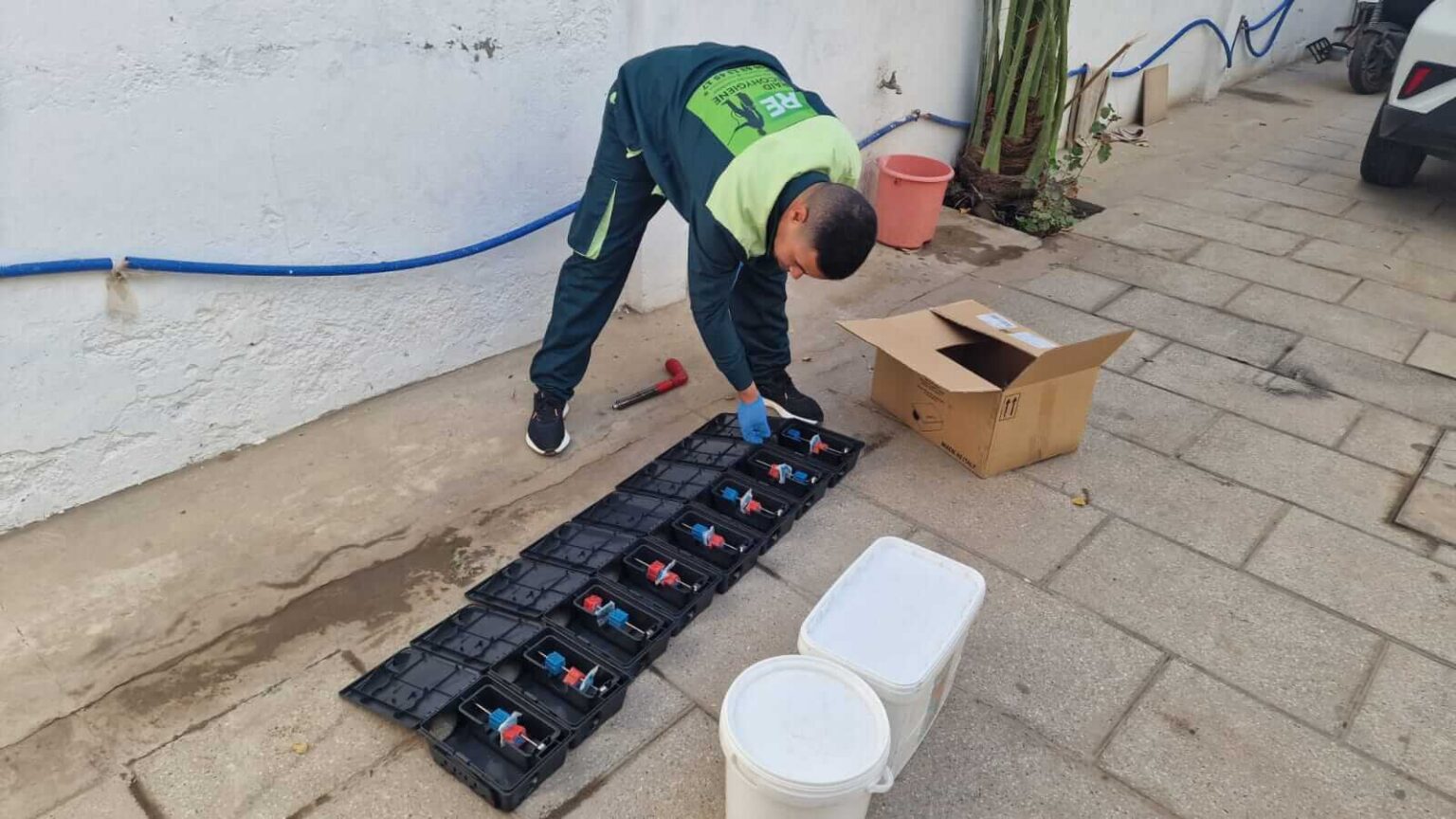 Technicien professionnel RAID ECOHYGIENE effectuant une intervention de dératisation au Maroc avec équipement certifié