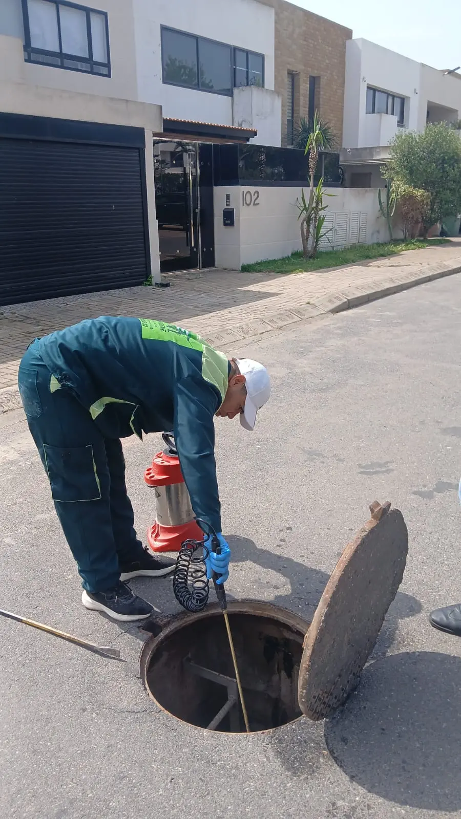 Intervention RAID ECOHYGIENE sur un regard d'assainissement contre les cafards